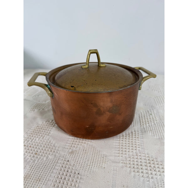 Paul Revere Vintage Limited Edition Bicentennial 1976 Copper Pot w Brass Handles. A vintage copper lidded saucepan with brass handles and a matching lid handle, resting on a white textured tablecloth.