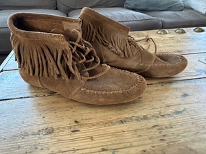 Minnetonka Moccasins Lace Boots