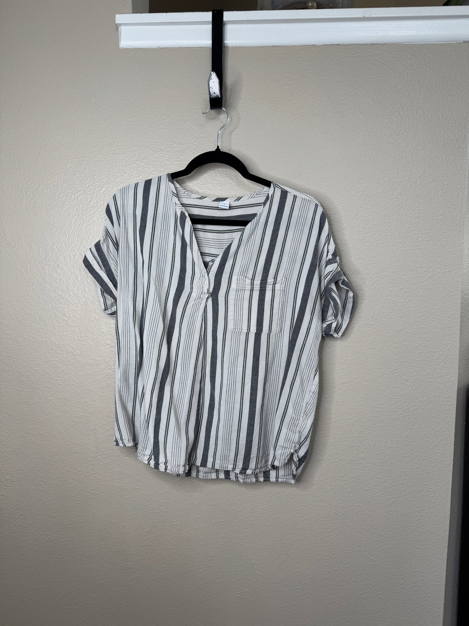 Old Navy Women's White/Gray Blouse