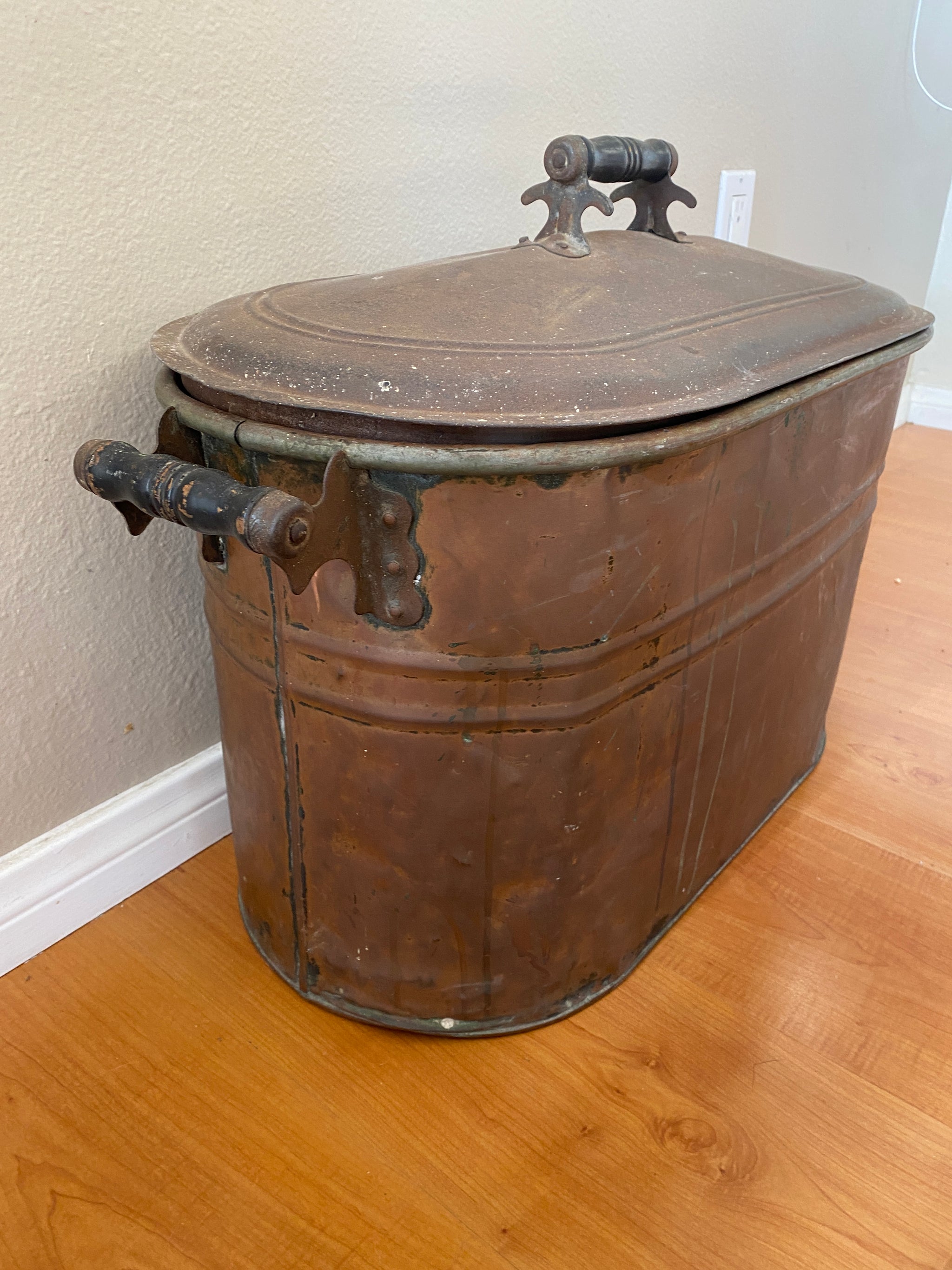 Vintage deals Copper Boiler,, wood box.