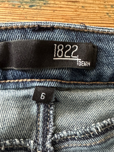 1822 Women's Distressed Jeans