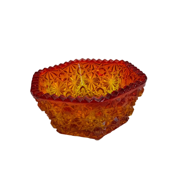 LE Smith Amberina Glass Bowl Daisy Button Pattern Hexagon Shape Vintage 1950s . An amber and orange cut glass bowl with a scalloped rim, resting on a textured white fabric surface.