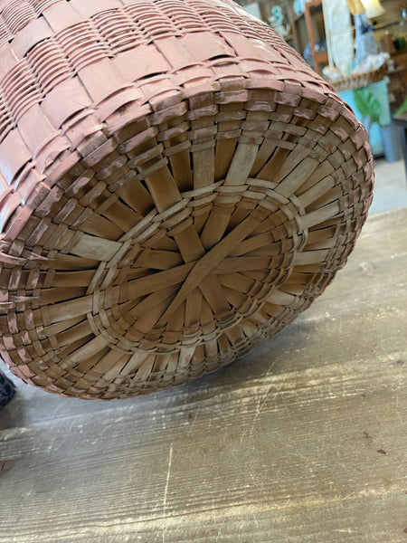 Vintage Pink Basket With Lid bottom